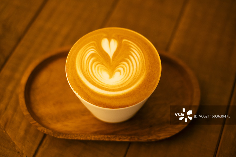 拿铁咖啡心形郁金香拉花​图片素材