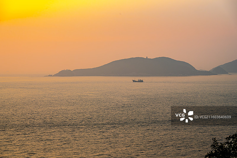 一叶扁舟远渡金色朝阳海岸 日出时眺望莲花洋洛迦山景区 同登觉岸 普陀山海天佛国 普陀十二胜景图片素材