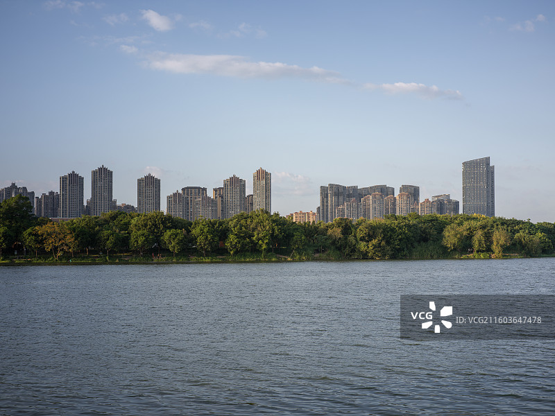 漳州高新区龙江岁月城市天际线与湖景图片素材