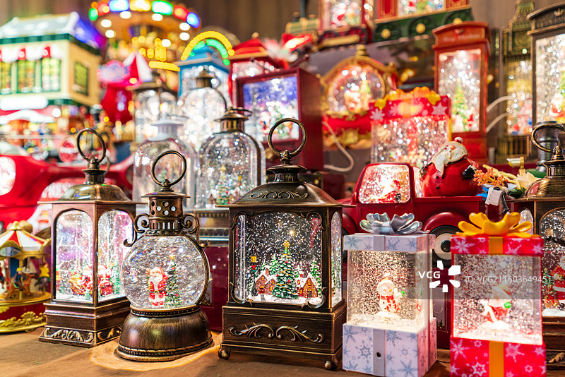 北外滩圣诞市场上五颜六色的圣诞装饰摆件图片素材