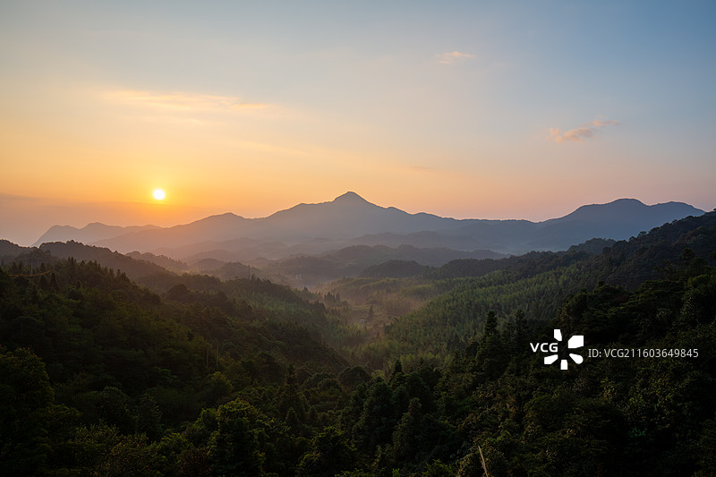 福建华安贡鸭山日出时分的山林美景图片素材