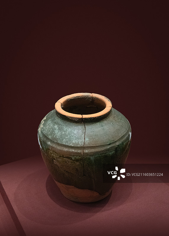 襄阳市博物馆新馆展品·釉陶罐。三国（220-280年）2008年襄阳市樊城区蔡越三国墓出土。图片素材