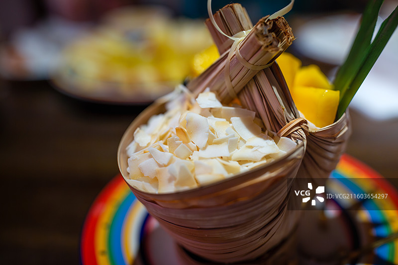 热带风情椰子鸡尾酒饮品图片素材