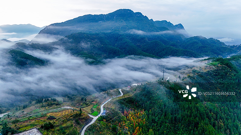 重庆酉阳：云雾山间藏秘境 乡村新景入画来图片素材