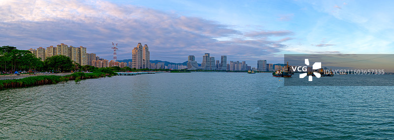 厦门夕阳傍晚海岸城市天际线城市风光图片素材