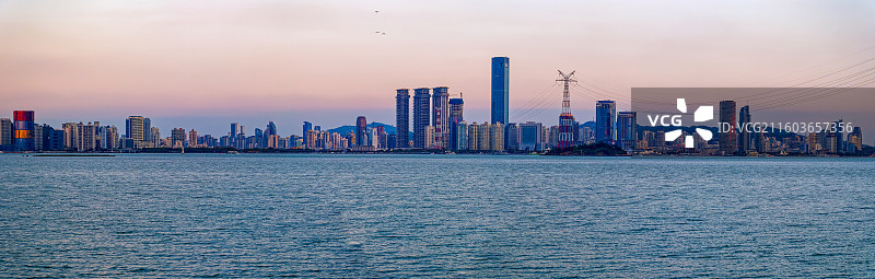 厦门夕阳傍晚海岸城市天际线城市风光图片素材