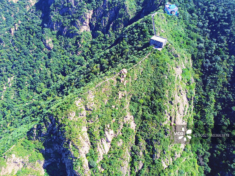 山海关角山长城‌小天池‌周围山体为陡峭的悬崖，行走在游客步道上，步道中是拍摄小天池的绝佳机位图片素材