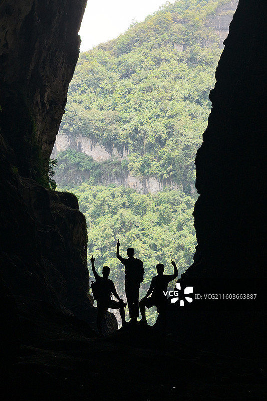 贵州羊皮洞溶洞探险图片素材