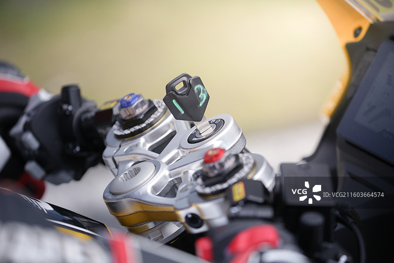 摩托车把手上的换挡拨片和控制装置特写图片素材