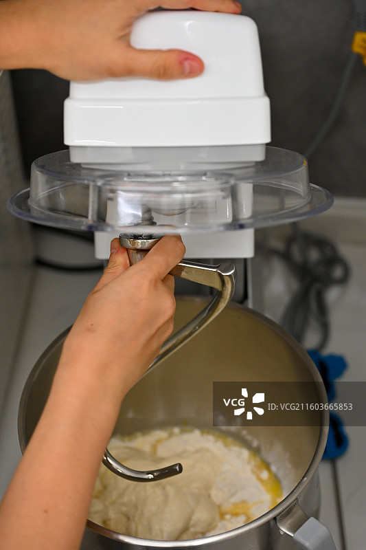 使用立式搅拌机混合面团图片素材