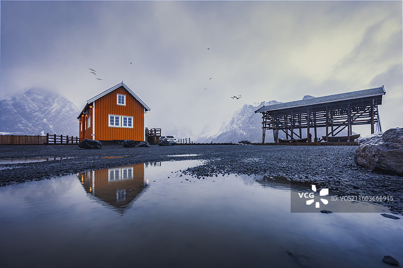 挪威冬季湖边的小屋图片素材