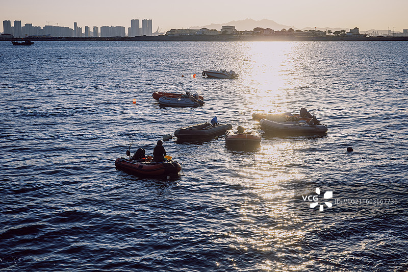 山东青岛八大峡海滨风光划船的人图片素材