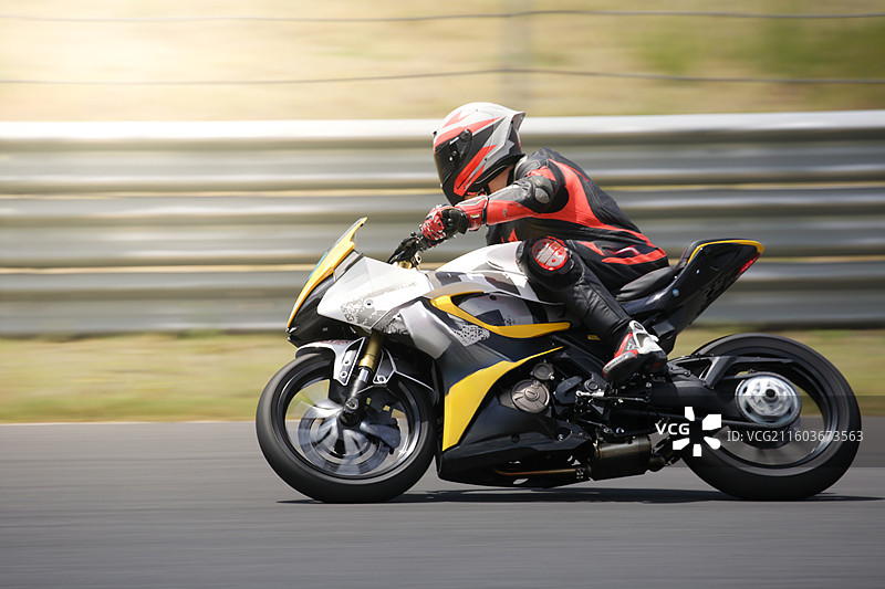 赛车手在赛道上驾驶高性能摩托车图片素材