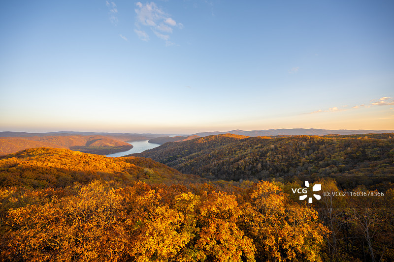 黑龙江鹤岗萝北县龙江三峡秋日山谷的壮丽景色图片素材