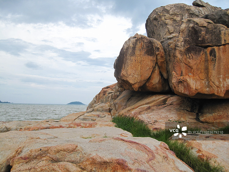 越南芽庄钟屿石岬角礁石群图片素材