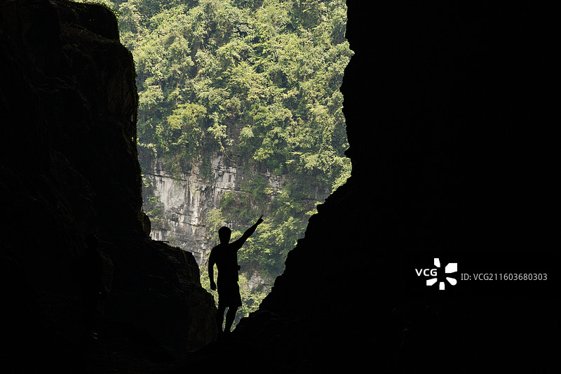 贵州羊皮洞溶洞探险图片素材