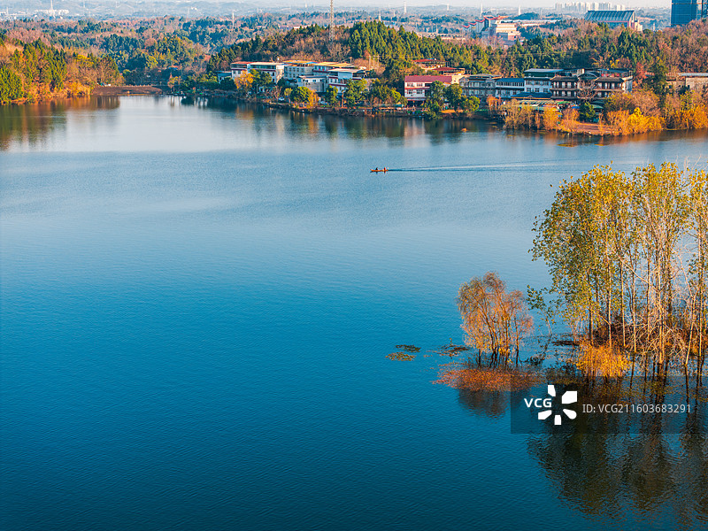 三岔湖的岛语，碧水间，翠岛连波入画来图片素材