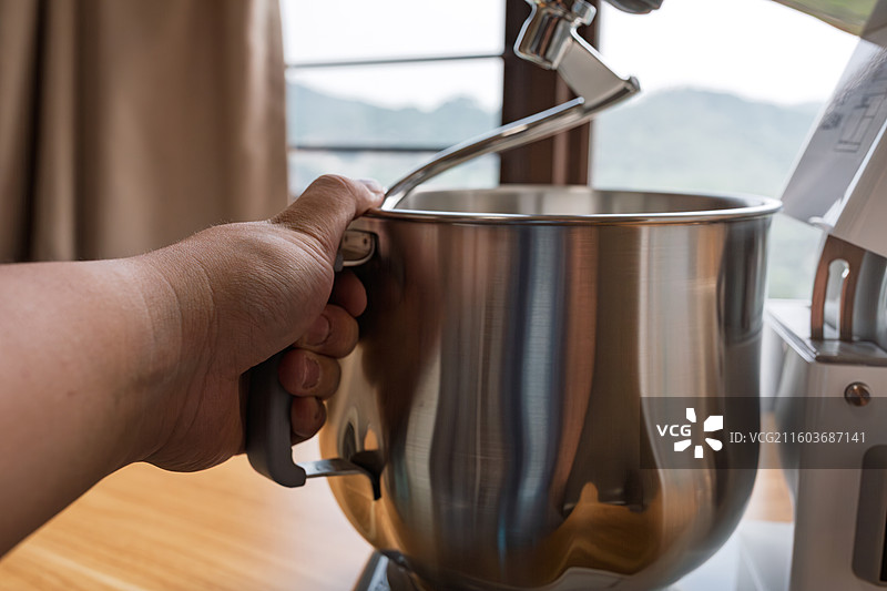 手持搅拌机不锈钢碗的特写图片素材