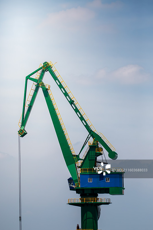 港口绿色起重机在蓝天下的特写图片素材