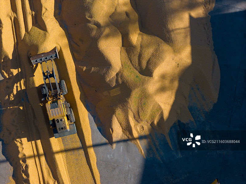 俯瞰视角下的推土机在沙地上作业图片素材