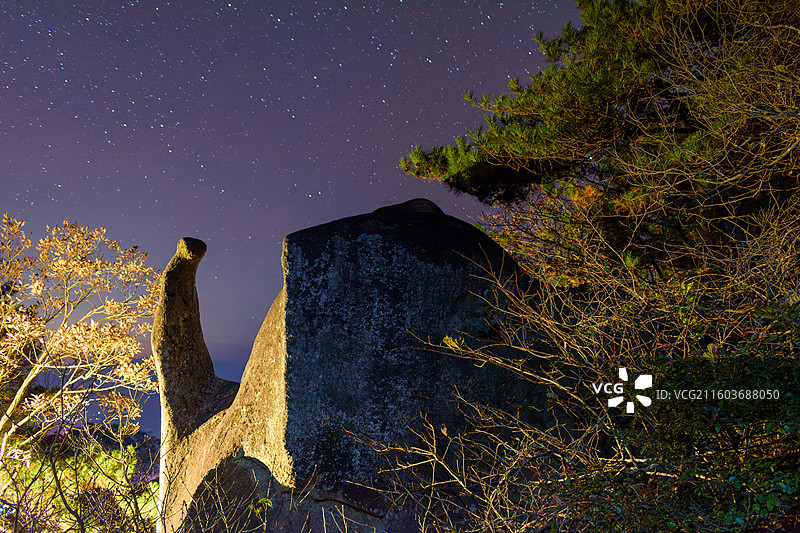 安徽省安庆市，天柱山-象鼻石；夜景照明、星空背景。图片素材