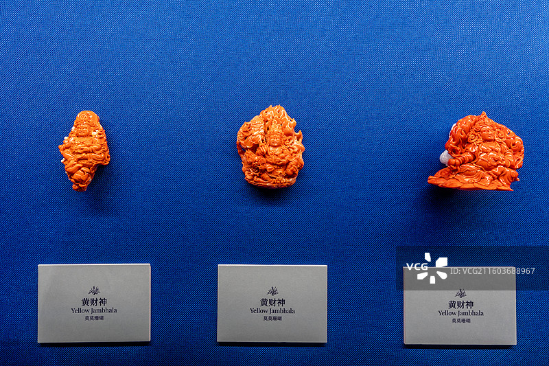 博物馆展示的宝石珊瑚雕刻件黄财神像图片素材
