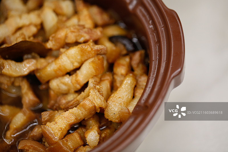 红烧肉块在陶罐中的特写图片素材