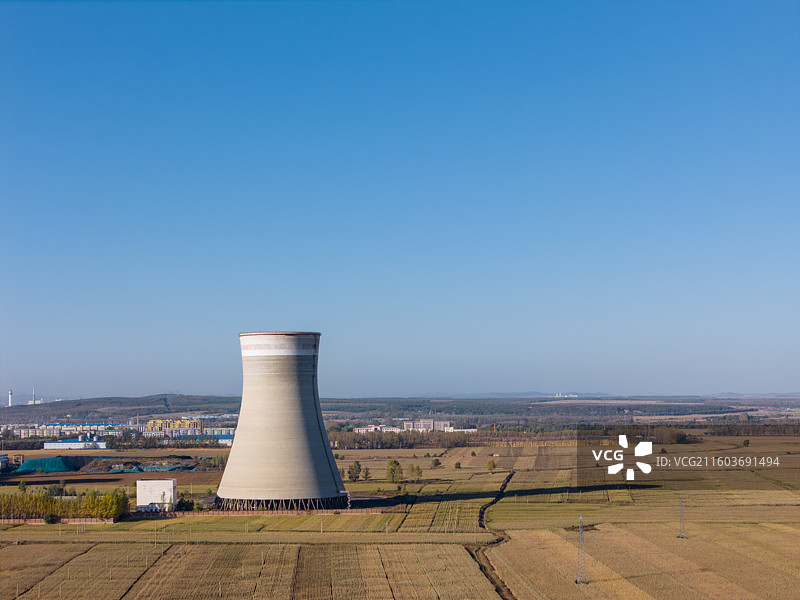 冷却塔与农田景观图片素材