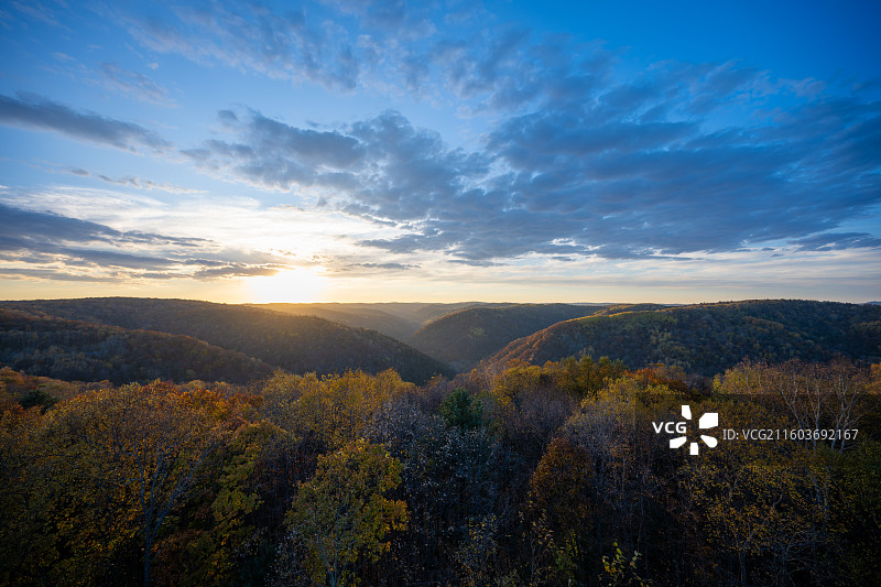 黑龙江鹤岗萝北县龙江三峡秋日山谷的日出美景图片素材