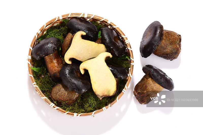 装在篮子里的牛肝菌图片素材