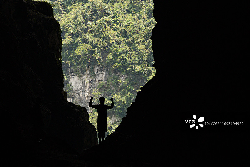 贵州羊皮洞溶洞探险图片素材