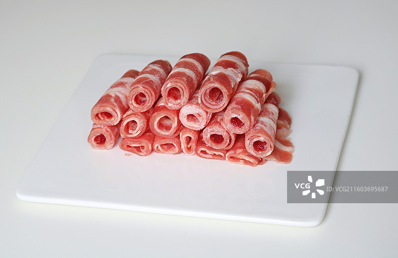 盘子上的肥牛卷图片素材