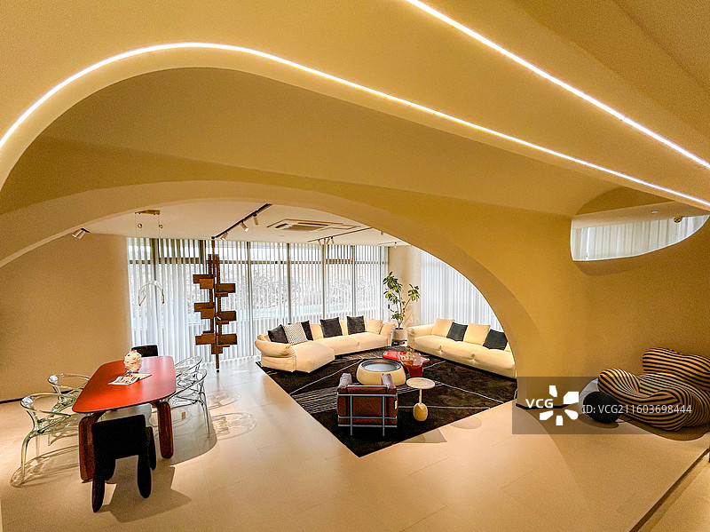 现代室内设计展示：弧形天花板与舒适家具图片素材