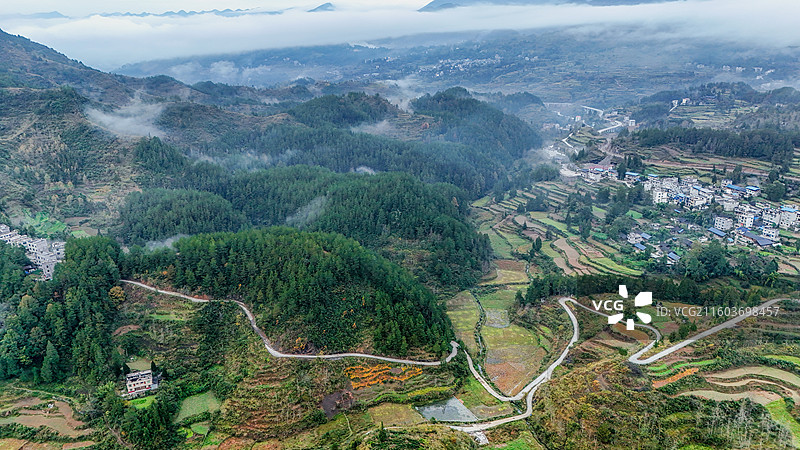重庆酉阳：云雾山间藏秘境 乡村新景入画来图片素材