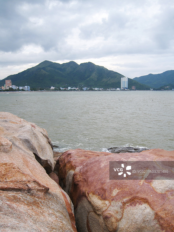 越南芽庄钟屿石岬角礁石群图片素材