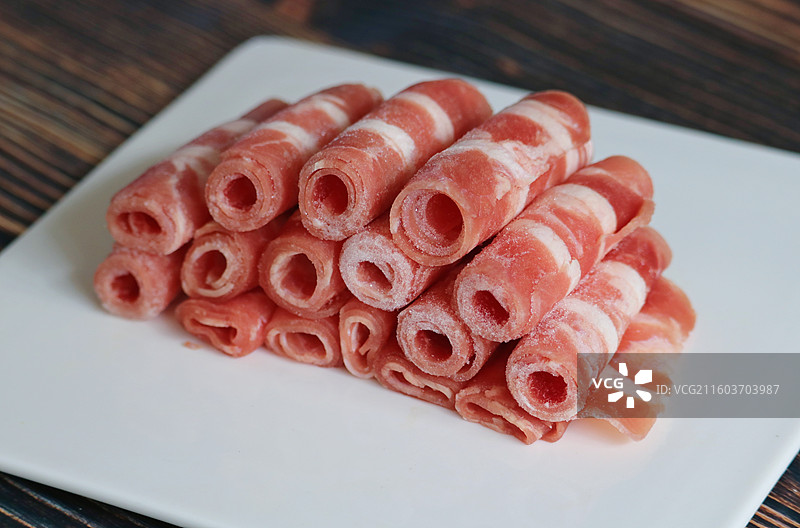 盘子上的肥牛卷图片素材