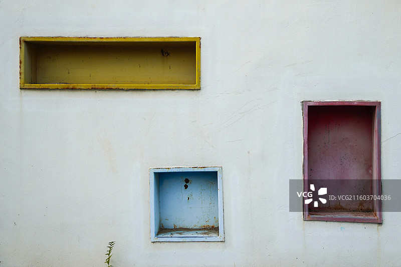 白色墙上多彩矩形壁龛图片素材