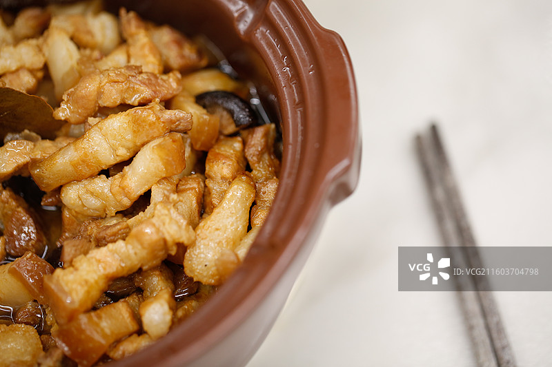 砂锅中的美味红烧肉图片素材