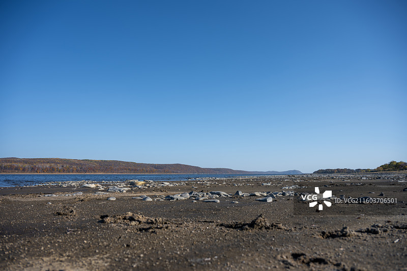 黑龙江鹤岗萝北县黑龙江畔的宁静石滩图片素材