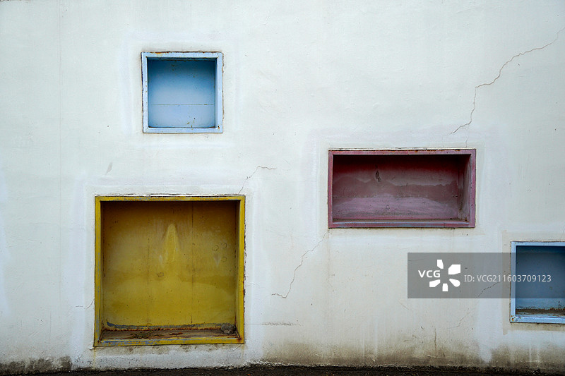 白色墙面多彩矩形壁龛图片素材