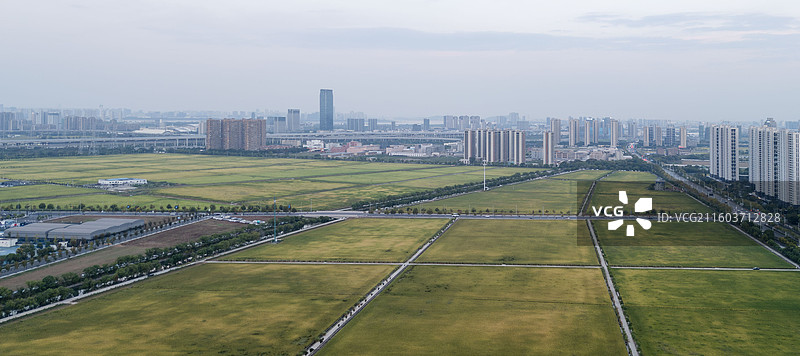 共同富裕、乡村振兴主题航拍——高标准农田，成熟的金色稻田图片素材