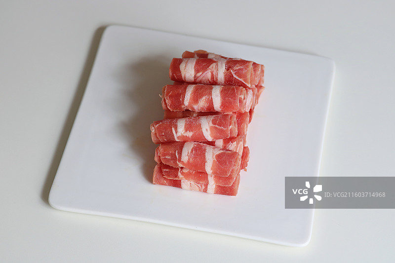 盘子上的肥牛卷图片素材