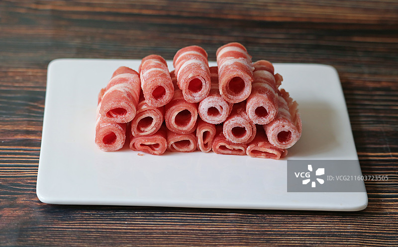 盘子上的肥牛卷图片素材