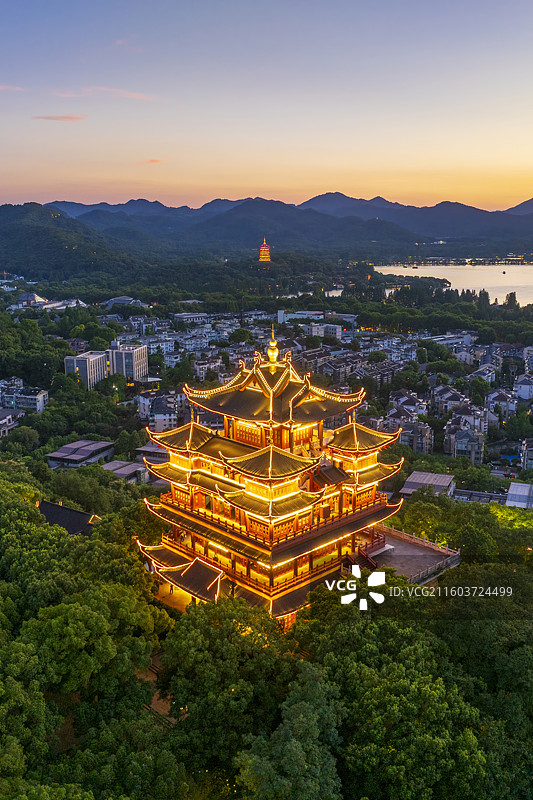 杭州雷峰塔与城隍阁华灯初上图片素材