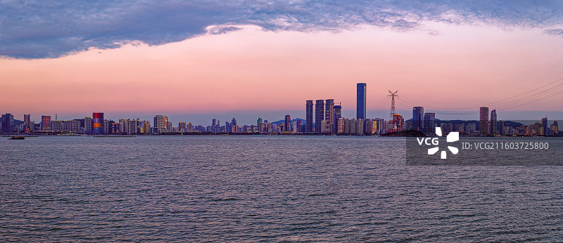 厦门夕阳傍晚海岸城市天际线城市风光图片素材