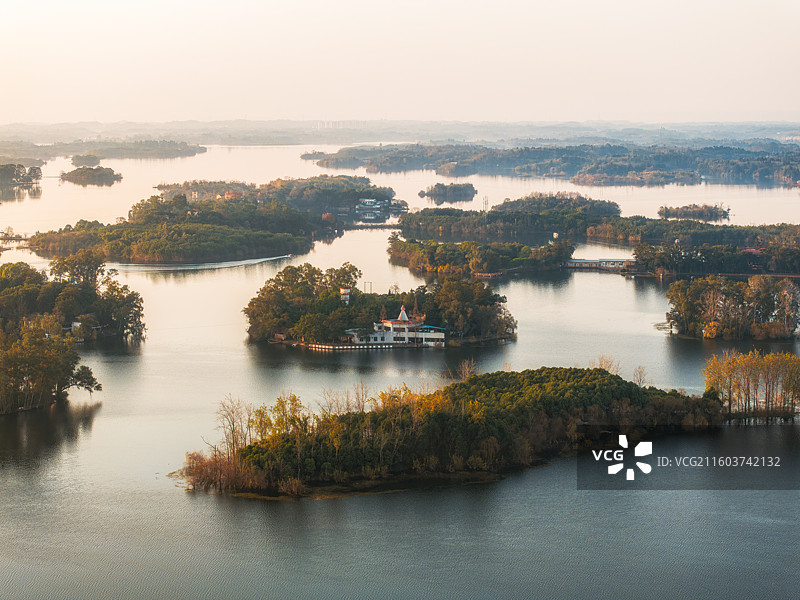 三岔湖的岛语，碧水间，翠岛连波入画来图片素材