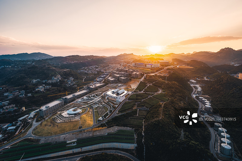 赤水河左岸，郎酒庄园白日的酒谷肌理，夜晚的光影梦境图片素材