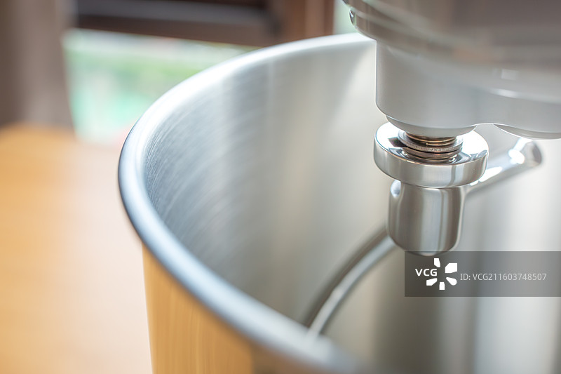 搅拌机金属搅拌碗的特写镜头图片素材