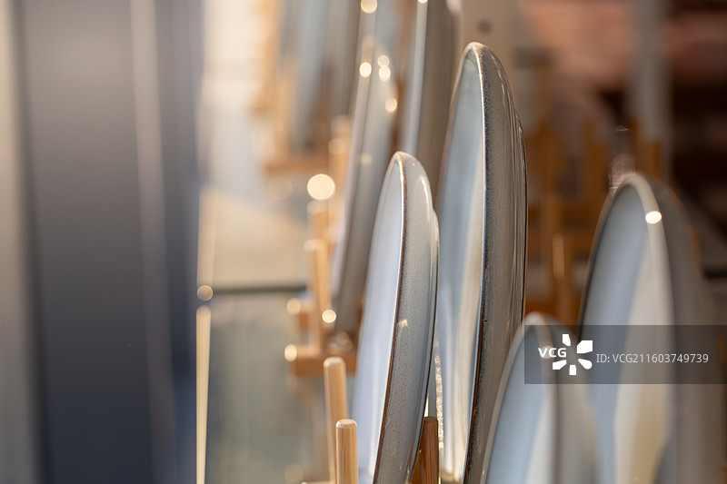 整齐堆放的白色碗碟图片素材