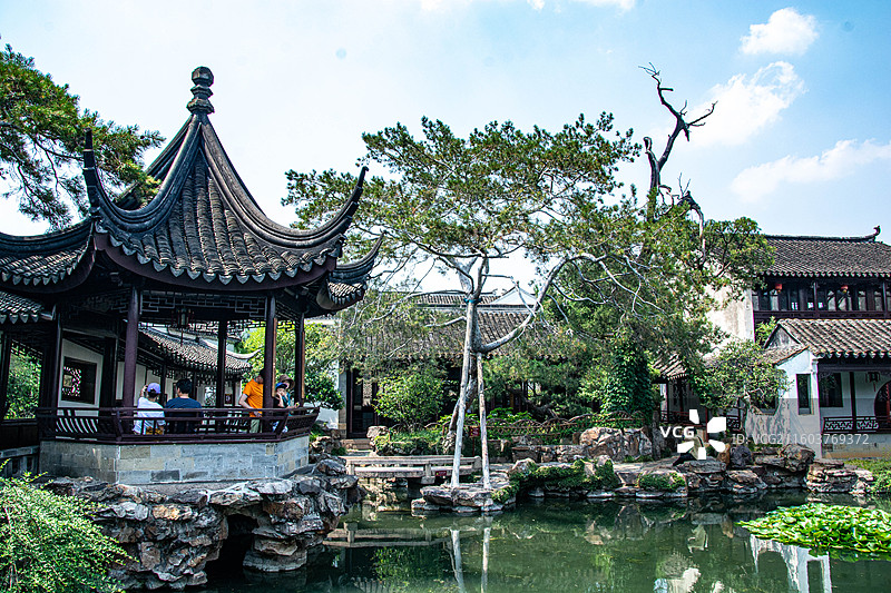 苏州古典园林网师园六角攒尖亭月到风来亭图片素材